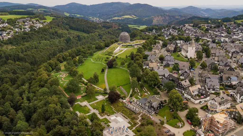 Drohnenaufnahme vom Kurpark Winterberg mit Blick auf das Hotel Oversum, einen Teil der Stadt und das Wohngebiet Dumel.