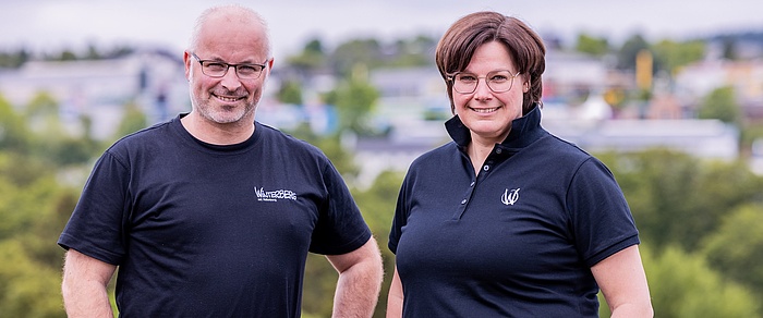 Foto des Teams der Wirtschaftsförderung bestehend aus Winfried Borgmann links und Christine Schulte rechts, im Hintergrund ist das Gewerbegebiet Remmeswiese zu sehen