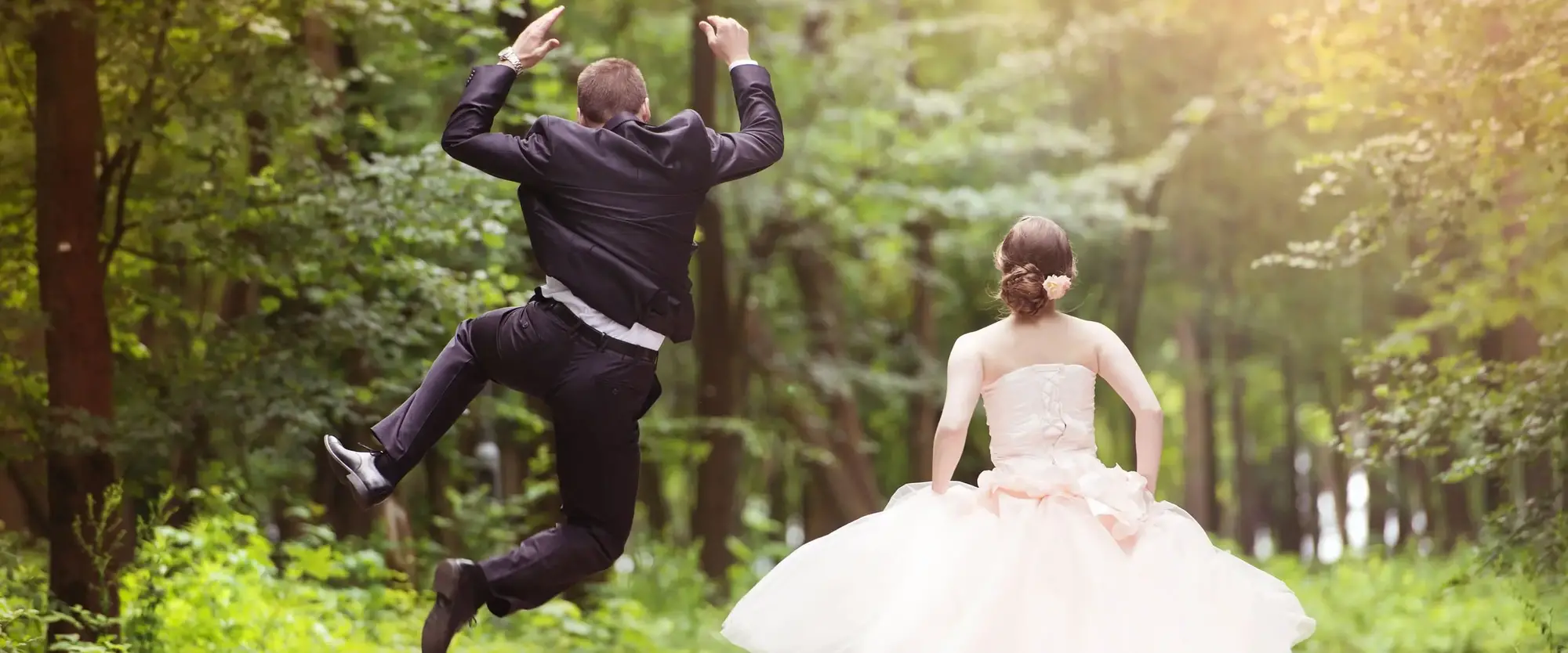 laufendes Hochzeitspaar 